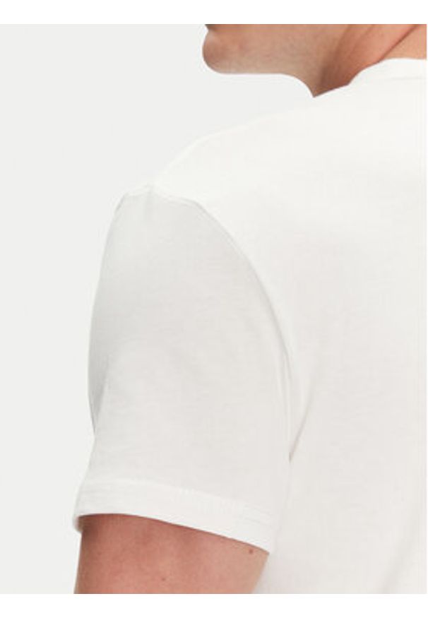 Tommy Jeans T-Shirt Badge DM0DM20322 Biały Regular Fit. Kolor: biały. Materiał: bawełna
