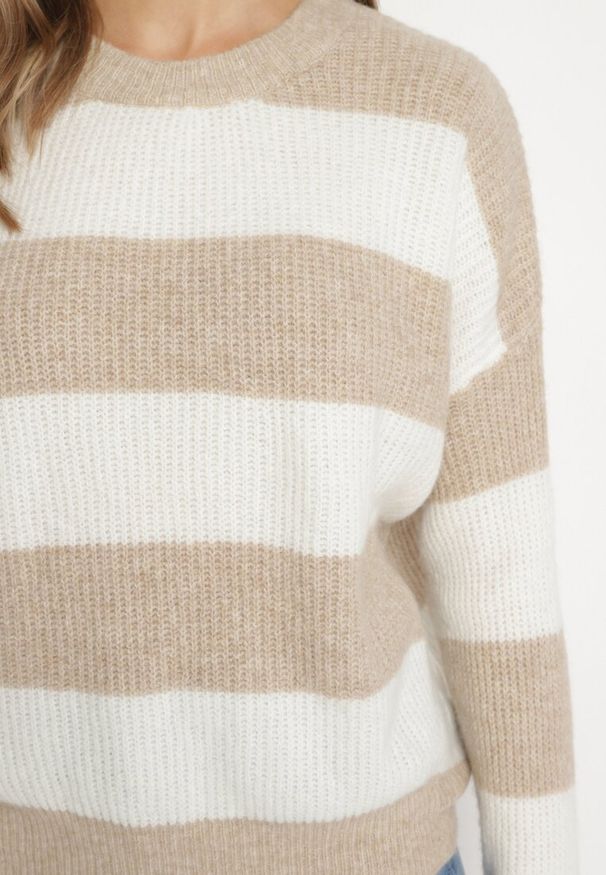 Born2be - Beżowy Sweter w Pasy z Wełną Zakończony Ściągaczem Tiaelle. Okazja: na spotkanie biznesowe, na co dzień. Kolor: beżowy. Materiał: wełna. Styl: casual, klasyczny, biznesowy