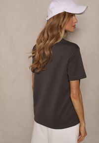 Renee - Ciemnoszary T-shirt Ozdobiony Małym Haftem Natamira. Okazja: na co dzień. Kolor: szary. Wzór: aplikacja, haft. Styl: klasyczny, casual