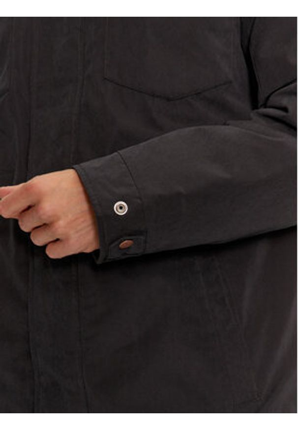 Wrangler Kurtka zimowa 112357266 Czarny Regular Fit. Kolor: czarny. Materiał: syntetyk. Sezon: zima