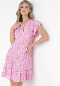Born2be - Różowa Sukienka Rozkloszowana z Falbankami Pillia. Typ kołnierza: kołnierz z falbankami. Kolor: różowy. Typ sukienki: kopertowe. Długość: mini #5