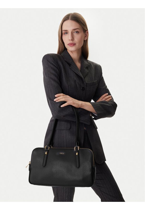 Furla Torebka Giulia M WB01871 BX0460 CN O6000 Czarny. Kolor: czarny. Materiał: skórzane, zamszowe