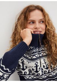 bonprix - Sweter w norweskim stylu z marynarskimi motywami. Typ kołnierza: kołnierzyk stójkowy. Kolor: niebieski