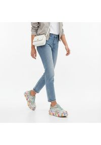 Sneakersy damskie Laura Vita, perforowana cholewka oraz podwyższona podeszwa z ozdobnym wzorem na boku, kolorowe, 64 SL26803B-64. Okazja: na spacer, na co dzień. Zapięcie: sznurówki. Szerokość cholewki: normalna. Wzór: kolorowy. Sezon: wiosna, lato. Styl: casual #2