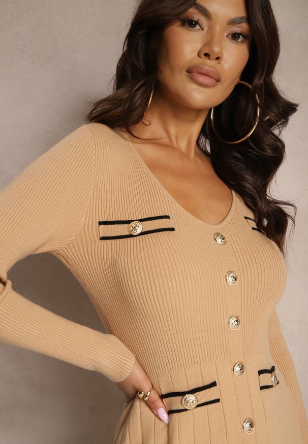 Renee - Ciemnobeżowa Rozkloszowana Sukienka z Wiskozą Imitacją Kieszeni i Guzikami Izadria. Okazja: na co dzień. Kolor: beżowy. Materiał: wiskoza. Styl: casual, klasyczny, elegancki