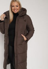 Born2be - Brązowa Długa Kurtka Pikowana z Kapturem i Bocznymi Suwakami Mevoressa. Okazja: na spacer, na co dzień. Typ kołnierza: kaptur. Kolekcja: plus size. Kolor: brązowy. Materiał: dzianina, jeans, poliester. Długość: długie. Styl: casual #4