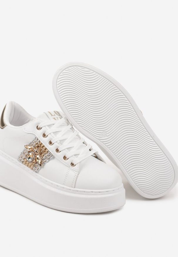 Renee - Biało-Złote Sneakersy Ozdobione Aplikacją Złotego Owada na Platformie Hlinntia. Kolor: biały. Wzór: aplikacja. Obcas: na platformie