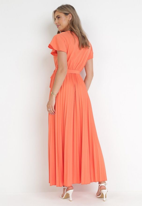Born2be - Pomarańczowa Elegancka Sukienka Maxi w Plisy z Kopertowym Dekoltem i Wiązaniem Thessi. Kolor: pomarańczowy. Sezon: lato. Typ sukienki: kopertowe. Styl: elegancki. Długość: maxi