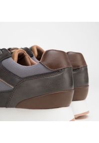 Wittchen - Męskie sneakersy ze skóry ekologicznej ze wstawkami szaro-brązowe. Kolor: brązowy, wielokolorowy, szary. Materiał: skóra ekologiczna. Wzór: aplikacja. Sport: turystyka piesza #3