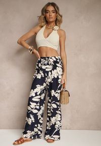 Renee - Granatowe Szerokie Spodnie z Wiskozy High Waist w Kwiatowy Wzór Elaneora. Okazja: na co dzień. Stan: podwyższony. Kolor: niebieski. Materiał: wiskoza. Wzór: kwiaty. Styl: elegancki, casual
