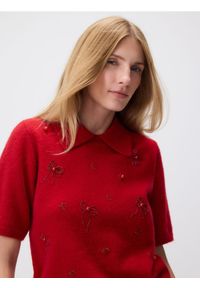 Reserved - Sweter z aplikacjami - czerwony. Kolor: czerwony. Materiał: dzianina, wełna. Wzór: aplikacja #1