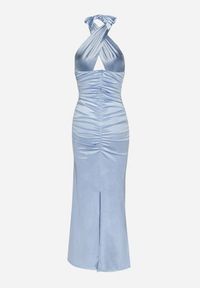 Born2be - Jasnoniebieska Satynowa Sukienka Wiązana na Szyi z Wycięciem pod Biustem i Różyczką Roneza. Kolor: niebieski. Materiał: satyna. Styl: elegancki #5