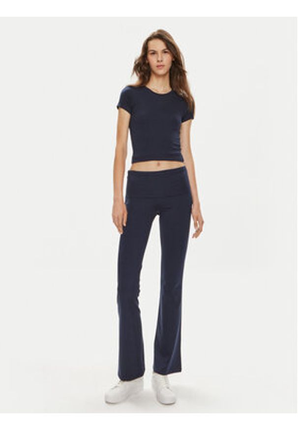 Gina Tricot T-Shirt 21287 Granatowy Slim Fit. Kolor: niebieski. Materiał: wiskoza