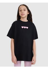 4f - 4F T-shirt oversize z nadrukiem dziewczęcy - czarny 146 (10-11 lat). Okazja: na co dzień. Kolor: czarny. Materiał: bawełna, materiał, jersey. Długość rękawa: krótki rękaw. Długość: krótkie. Wzór: nadruk. Sezon: lato. Styl: klasyczny, casual, sportowy, elegancki
