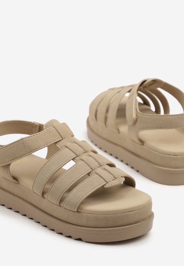 Born2be - Ciemnobeżowe Sandały z Zapięciem na Rzep Typu Gladiatorki Sorlinia. Okazja: na co dzień. Zapięcie: rzepy. Kolor: beżowy. Styl: elegancki, casual