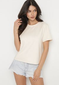 Born2be - Beżowy Bawełniany T-shirt o Klasycznym Kroju Tiariane. Okazja: na co dzień, na spotkanie biznesowe, do pracy. Kolor: beżowy. Materiał: bawełna. Styl: klasyczny
