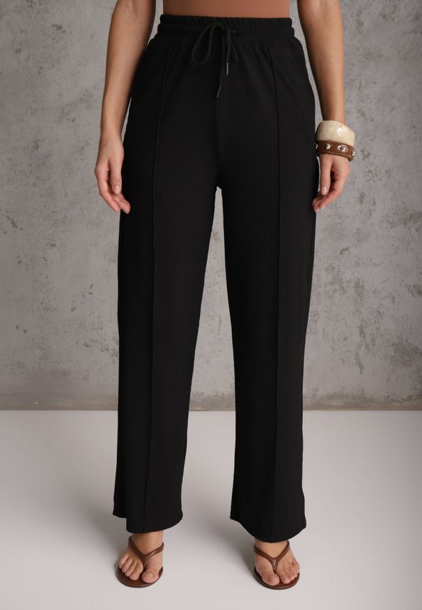 Renee - Czarne Prążkowane Spodnie High Waist z Szerokimi Nogawkami Ginorria. Stan: podwyższony. Kolor: czarny. Materiał: prążkowany. Długość: krótkie. Sezon: lato