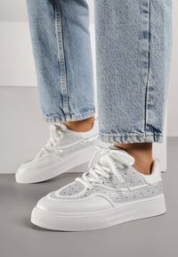 Renee - Białe Sneakersy na Platformie Ozdobione Cyrkoniami Kyllyss. Okazja: na randkę, na spacer. Kolor: biały. Materiał: jeans. Wzór: aplikacja. Obcas: na platformie. Sport: turystyka piesza #2