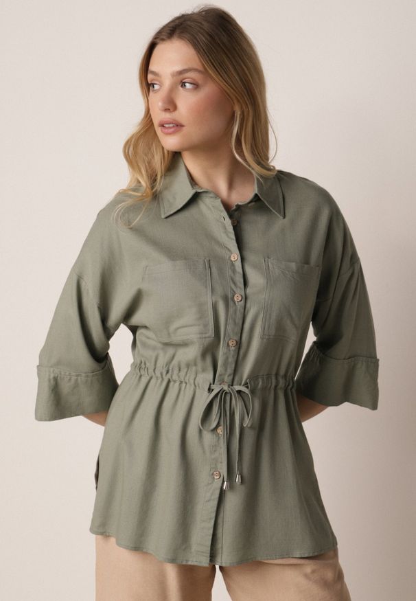 Born2be - Zielona Koszula z Bawełną i Lnem Ozdobiona Wycięciami i Ściągana w Pasie Harwinds. Okazja: do pracy, na co dzień. Kolor: zielony. Materiał: bawełna, len. Wzór: aplikacja. Styl: klasyczny, casual
