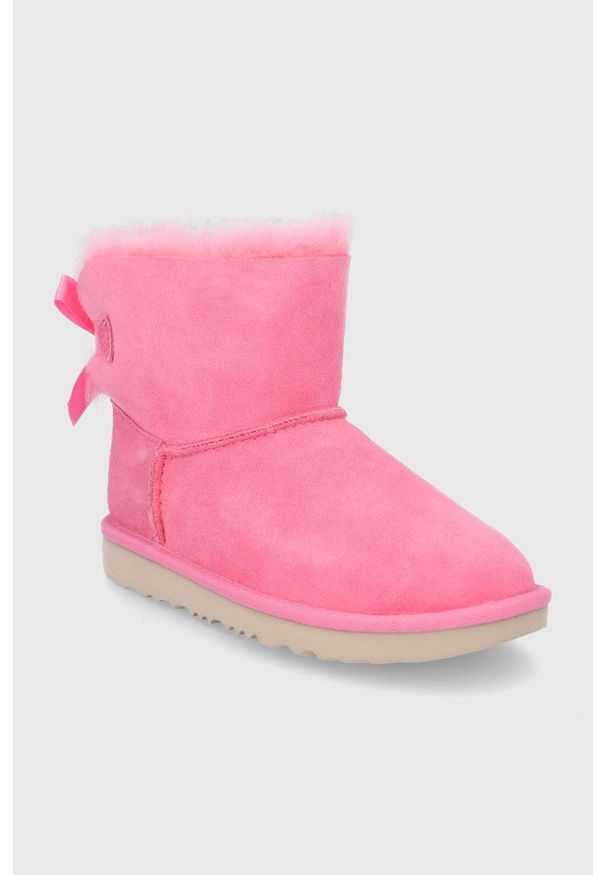 Ugg - UGG Śniegowce zamszowe dziecięce Bailey Bow II Mini kolor różowy. Kolor: różowy. Materiał: zamsz