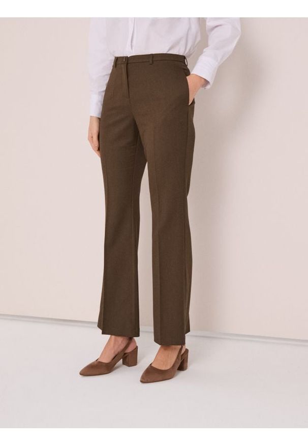 Sinsay - Eleganckie spodnie flare - brązowy. Kolor: brązowy. Styl: elegancki