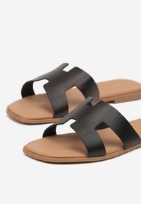 Renee - Czarne Klapki Vices ze Skóry Naturalnej Ozdobione Wycięciami Arqelia. Okazja: na co dzień. Kolor: czarny. Materiał: skóra. Wzór: aplikacja. Styl: elegancki, casual #6