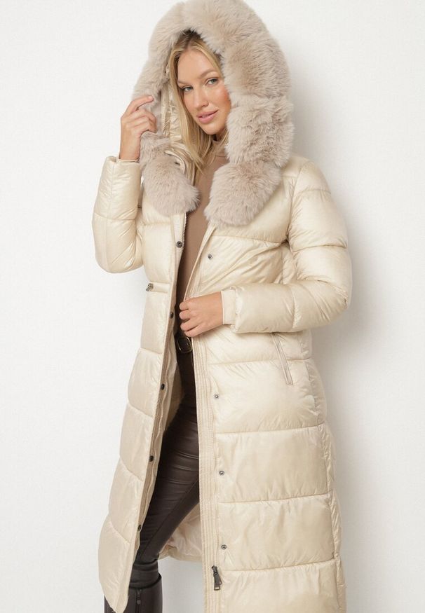 Born2be - Beżowa Długa Kurtka Puchowa z Pikowanymi Przeszyciami i Kapturem z Futrem Zevea. Okazja: na co dzień, na spacer. Kolor: beżowy. Materiał: puch, futro. Długość: długie. Styl: casual, elegancki