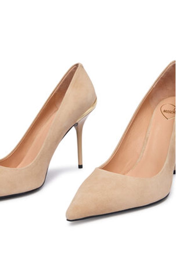 Love Moschino - LOVE MOSCHINO Szpilki JA10459G0NJA0104 Beżowy. Kolor: beżowy. Materiał: skóra, zamsz. Obcas: na szpilce