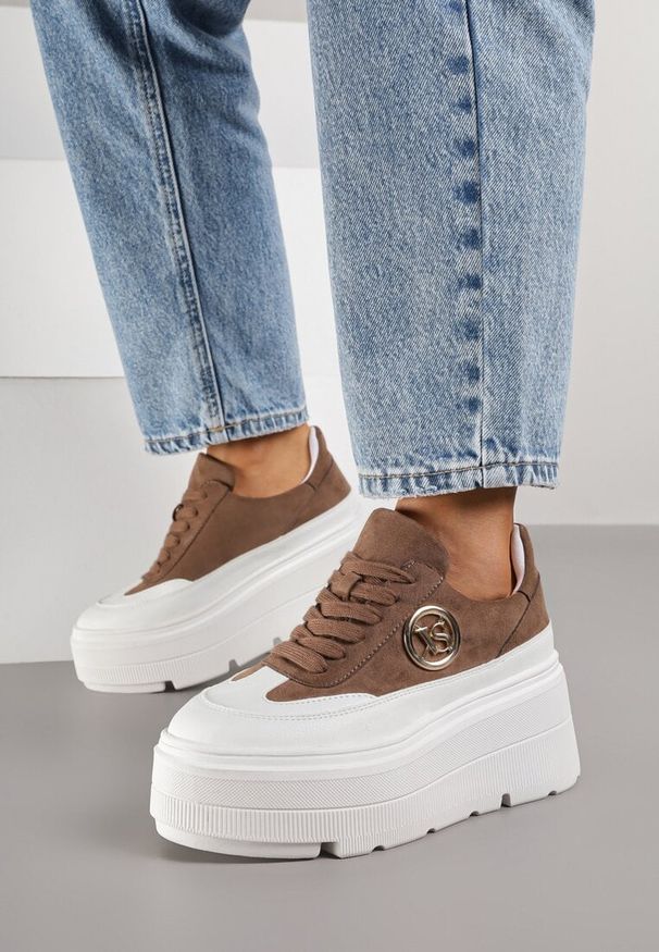 Born2be - Ciemnobeżowe Sneakersy Vices na Platformie Zdobione Okrągłą Aplikacją Wodvire. Okazja: na co dzień, na spacer. Nosek buta: okrągły. Kolor: beżowy. Materiał: jeans. Szerokość cholewki: normalna. Wzór: aplikacja. Obcas: na platformie. Sport: turystyka piesza