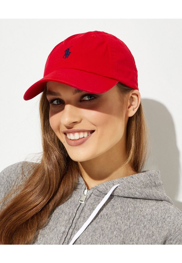 Ralph Lauren - RALPH LAUREN - Czerwona czapka. Kolor: czerwony. Materiał: bawełna, materiał. Wzór: aplikacja, napisy, haft. Styl: klasyczny