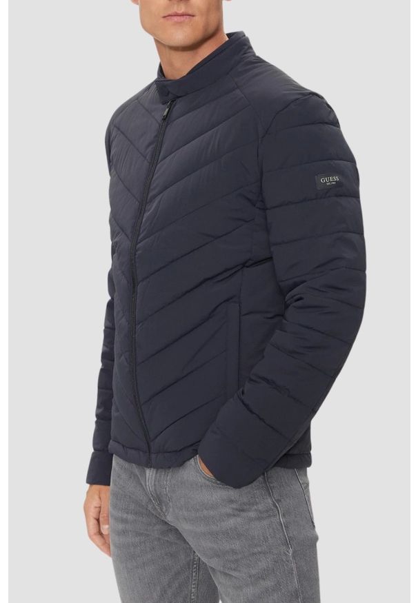 Guess - GUESS Granatowa męska kurtka Biker Jacket, Rozmiar M. Typ kołnierza: bez kaptura. Kolor: niebieski. Materiał: syntetyk, poliamid. Długość rękawa: długi rękaw. Długość: długie. Styl: wizytowy