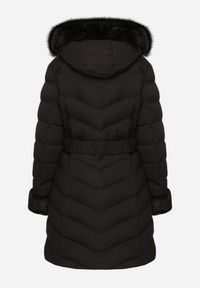 Born2be - Czarna Pikowana Kurtka Zimowa z Paskiem i Futerkowymi Obszyciami z Możliwością Odpięcia Hedirra. Okazja: na co dzień. Kolor: czarny. Materiał: futro, jeans. Długość rękawa: długi rękaw. Długość: długie. Sezon: zima. Styl: casual, elegancki #5