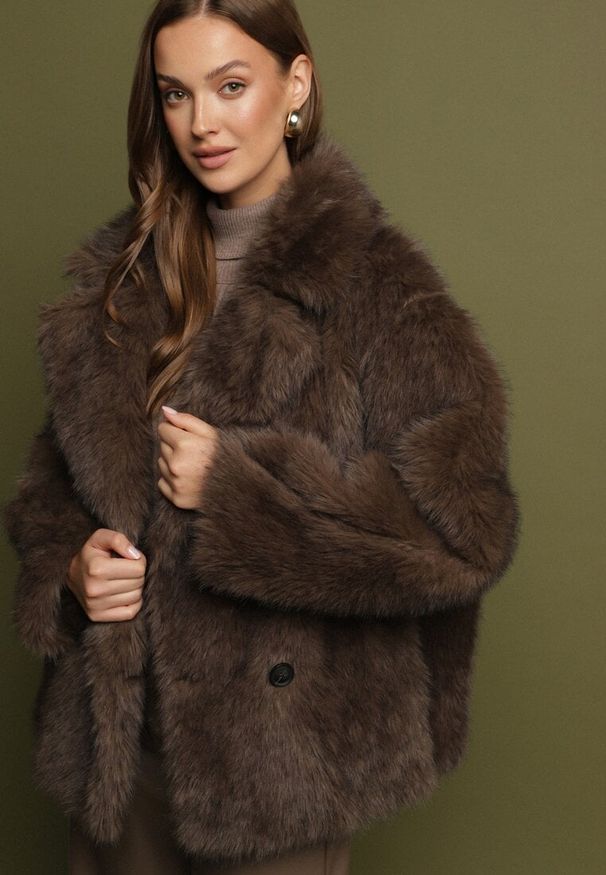 Born2be - Brązowa Dwurzędowa Kurtka Futerko o Fasonie Oversize Asinella. Okazja: na randkę, na spacer, na co dzień. Kolor: brązowy. Materiał: futro. Styl: casual