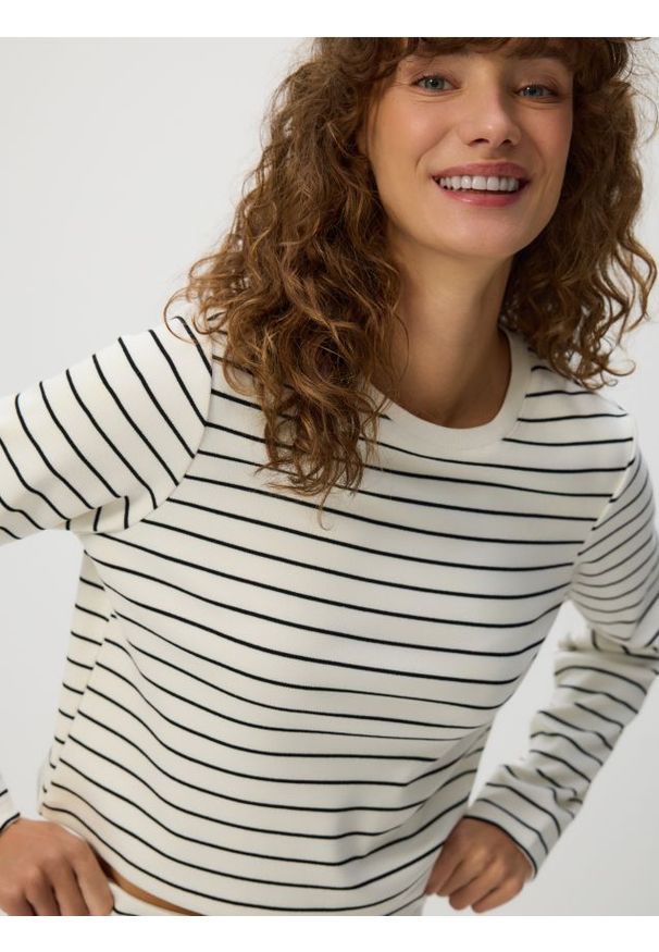 Reserved - Bluza w paski - wielobarwny. Materiał: dzianina, wiskoza. Wzór: paski