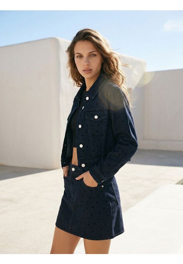 Sinsay - Jeansowa spódnica mini w serduszka - wielobarwny. Materiał: jeans