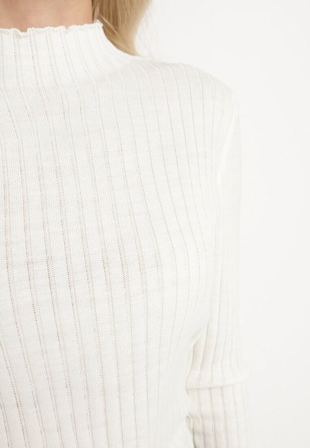 Born2be - Jasnobeżowy Sweter z Półgolfem Prążkowany Kikida. Okazja: na co dzień. Kolor: beżowy. Materiał: prążkowany. Długość rękawa: długi rękaw. Długość: długie. Styl: elegancki, casual