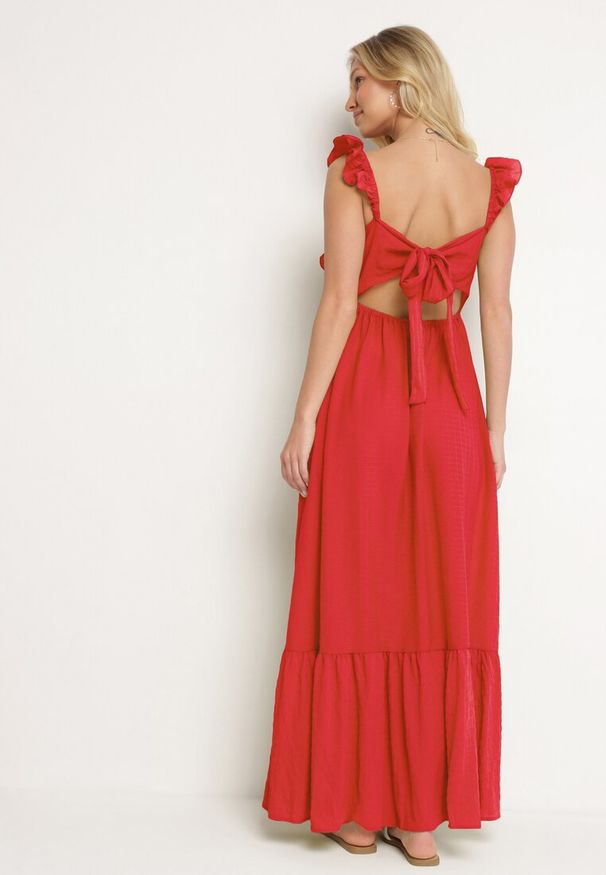 Born2be - Czerwona Sukienka na Ramiączkach z Falbankami i Gumką w Talii z Wiązaniem na Plecach Tiolla. Typ kołnierza: kołnierz z falbankami. Kolor: czerwony. Długość rękawa: na ramiączkach. Styl: wizytowy, klasyczny, elegancki