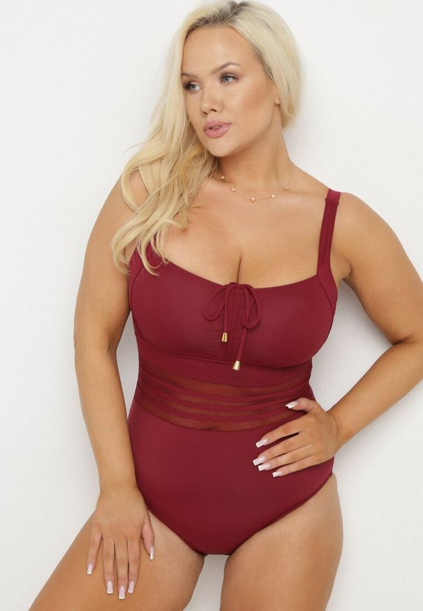 Born2be - Bordowy Strój Kąpielowy Ozdobiony Sznurkiem i Wycięciem na Plecach Ulosanira. Kolor: czerwony. Wzór: aplikacja