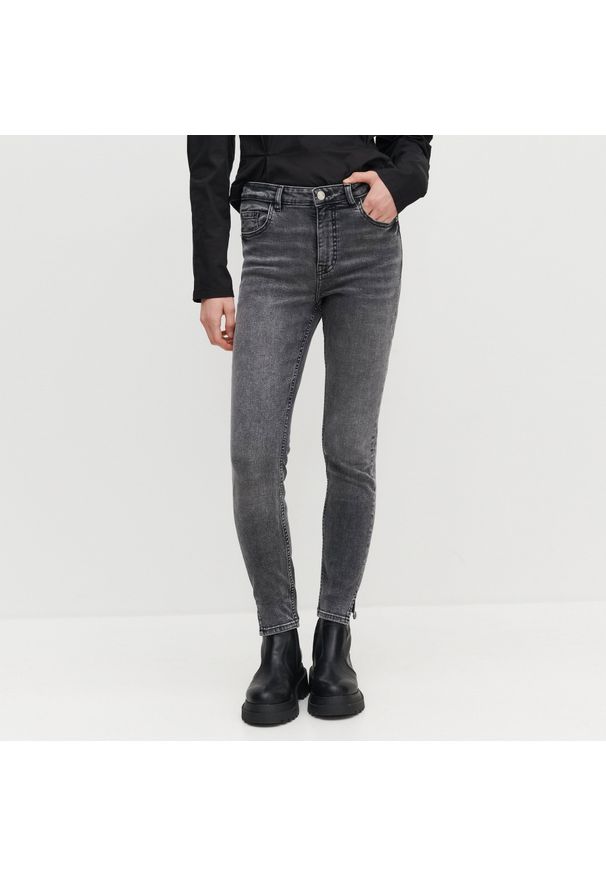 Reserved - Jeansy slim ze średnim stanem - Szary. Kolor: szary. Materiał: jeans