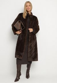 Born2be - Brązowy Długi Płaszcz Futerko z Ozdobnymi Przeszyciami i Stójką Zenima. Okazja: na co dzień. Typ kołnierza: kołnierzyk stójkowy. Kolor: brązowy. Materiał: futro. Długość: długie. Styl: klasyczny, casual, elegancki #3
