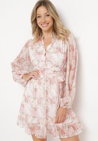 Born2be - Biało-Różowa Sukienka Rozkloszowana z Materiałowym Paskiem w Talii Ozdobiona Falbankami Kleviorna. Okazja: na spotkanie biznesowe, do pracy. Typ kołnierza: kołnierz z falbankami. Kolor: różowy. Materiał: materiał. Wzór: aplikacja. Typ sukienki: rozkloszowane. Styl: biznesowy, elegancki #1