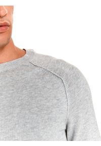TOP SECRET - Klasyczny sweter z miękkiej dzianiny. Kolor: szary. Materiał: dzianina. Styl: klasyczny #7