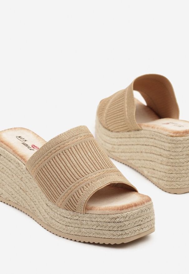 Born2be - Ciemnobeżowe Klapki na Koturnie z Plecionki Zdobione Tłoczeniami Pasilissa. Okazja: na co dzień, na spotkanie biznesowe, do pracy. Kolor: beżowy. Wzór: aplikacja. Obcas: na koturnie. Styl: biznesowy, casual