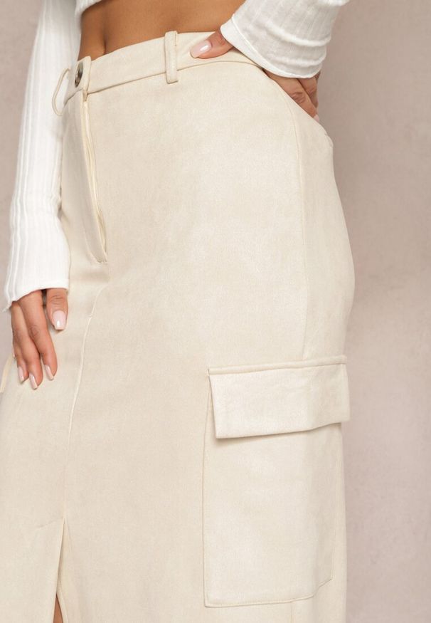 Renee - Jasnobeżowa Maxi Spódnica z Dzianiny z Ozdobnym Rozcięciem i Kieszeniami Arirpe. Kolor: beżowy. Materiał: dzianina. Styl: elegancki
