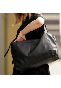 Worek na ramię Solier FL36 Oriana czarny. Kolor: czarny. Wzór: gładki, paski. Materiał: skórzane. Styl: casual, elegancki, biznesowy, klasyczny. Rodzaj torebki: na ramię