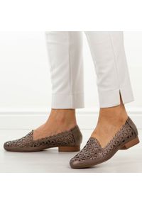 Brązowe ażurowe półbuty damskie Jezzi Asa222-15. Okazja: na co dzień. Kolor: brązowy. Szerokość cholewki: normalna. Wzór: ażurowy. Materiał: skóra. Sezon: wiosna, jesień, lato. Obcas: na obcasie. Styl: casual, elegancki, klasyczny. Wysokość obcasa: niski #1