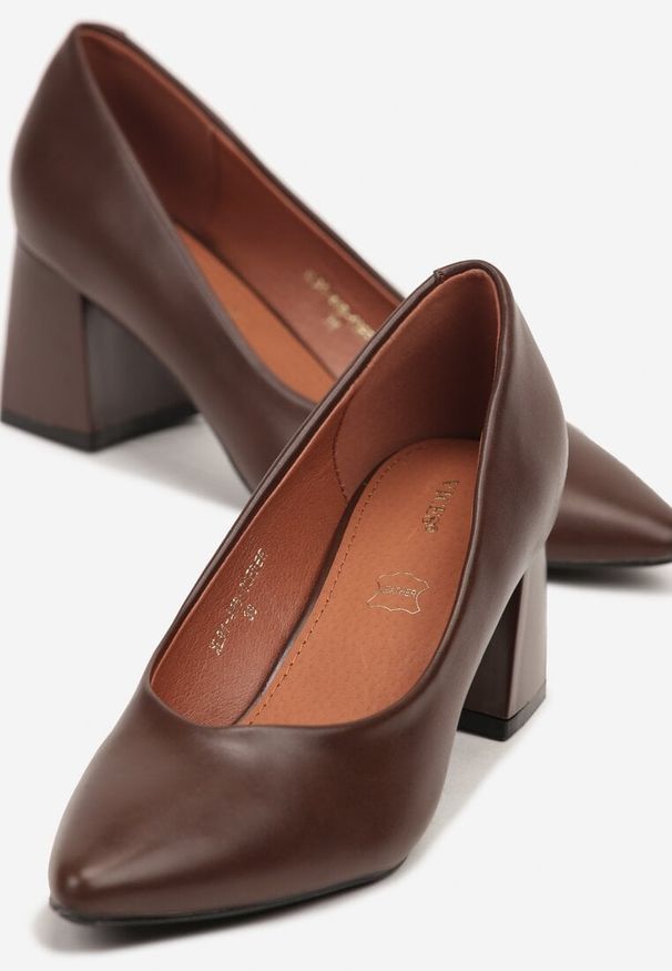 Renee - Brązowe Czółenka Vices Basic na Słupkowym Obcasie ze Skórzaną Wkładką Esande. Okazja: na wesele, na imprezę, na ślub cywilny. Kolor: brązowy. Materiał: skóra. Obcas: na obcasie. Styl: wizytowy, klasyczny. Wysokość obcasa: średni