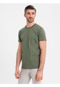 Ombre Clothing - Koszulka męska dzianinowa z nadrukiem full print – oliwkowa V2 OM-TSFP-0250 - XXL. Okazja: na co dzień. Kolor: oliwkowy. Materiał: dzianina. Długość rękawa: krótki rękaw. Długość: krótkie. Wzór: nadruk. Styl: klasyczny, casual #6