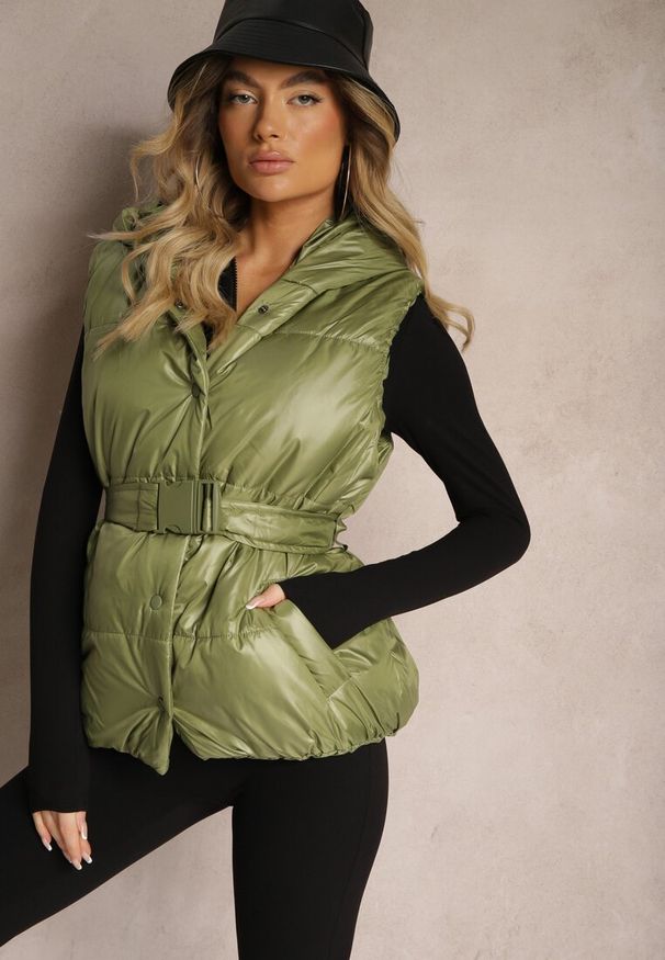 Renee - Zielona Kamizelka Pikowana z Kapturem Ozdobiona Paskiem Erienni. Typ kołnierza: kaptur. Kolor: zielony. Materiał: jeans. Wzór: aplikacja. Styl: sportowy, elegancki