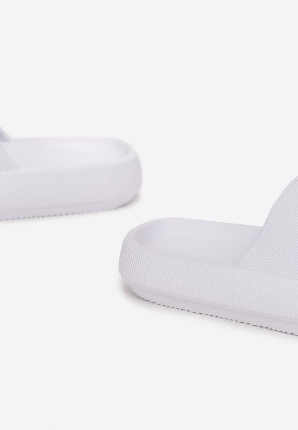 Born2be - Białe Klapki z Pianki o Minimalistycznym Designie Kaseis. Okazja: na plażę, na co dzień. Kolor: biały. Styl: sportowy, casual